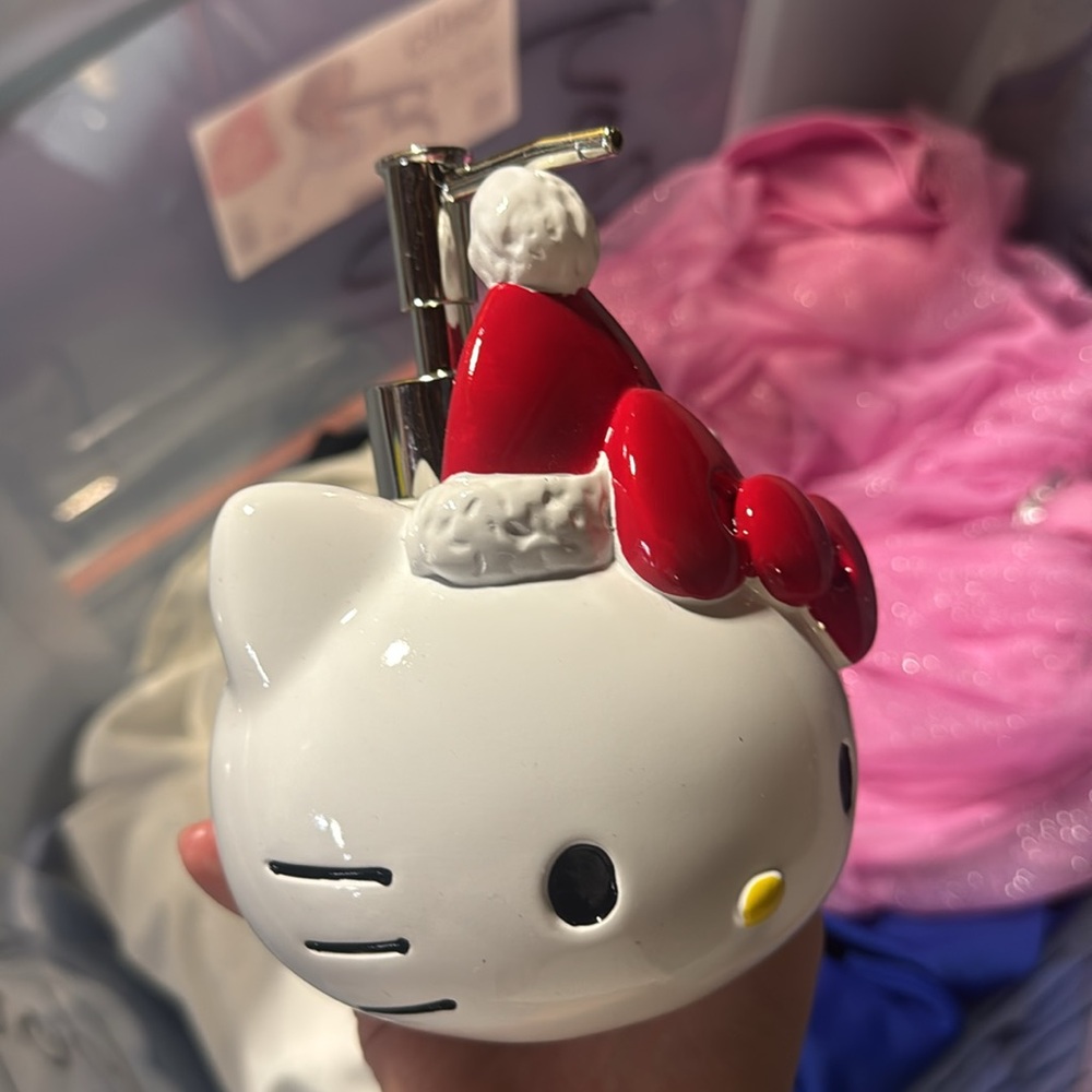 Hello Kitty Soap dispenser  White Ceramic Ornament with Yellow Accent - Picture 6 of 6